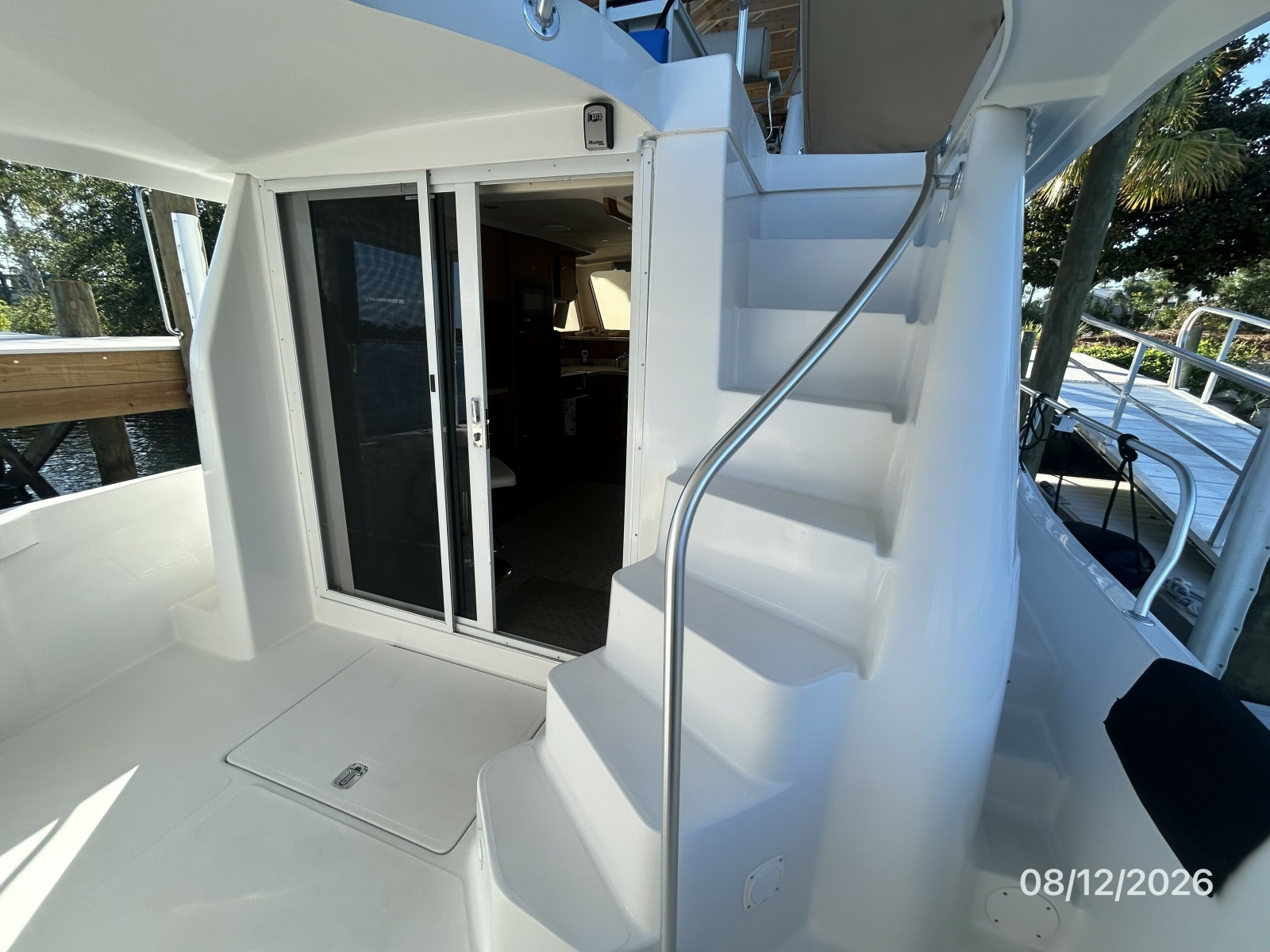 39' Mainship aftdeck forward