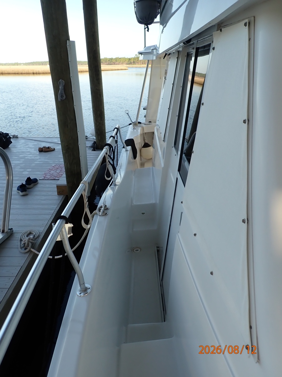 39' Mainship starboard side deck1
