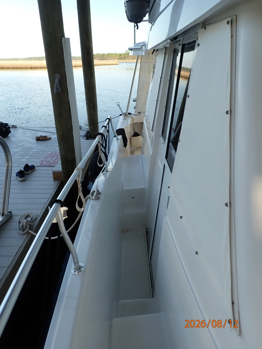 39' Mainship starboard side deck1