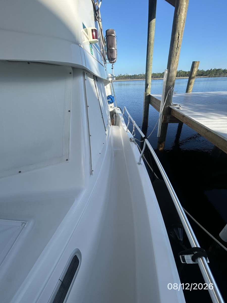 39' Mainship port side deck1