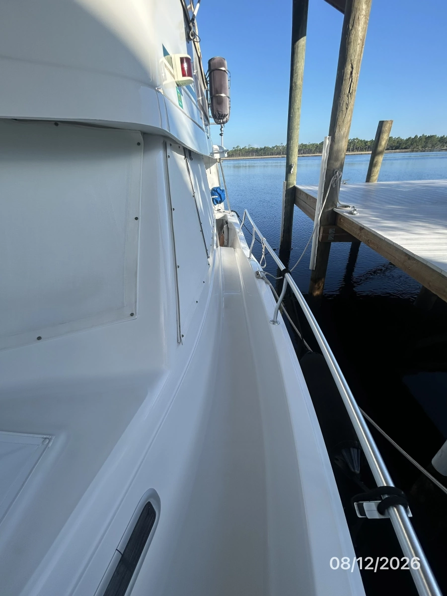 39' Mainship port side deck1