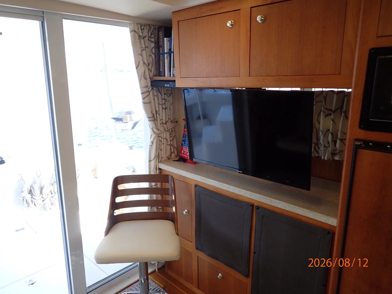 39' Mainship salon port aft
