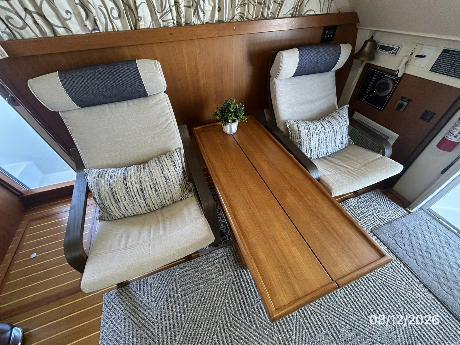 39' Mainship salon starboard seating