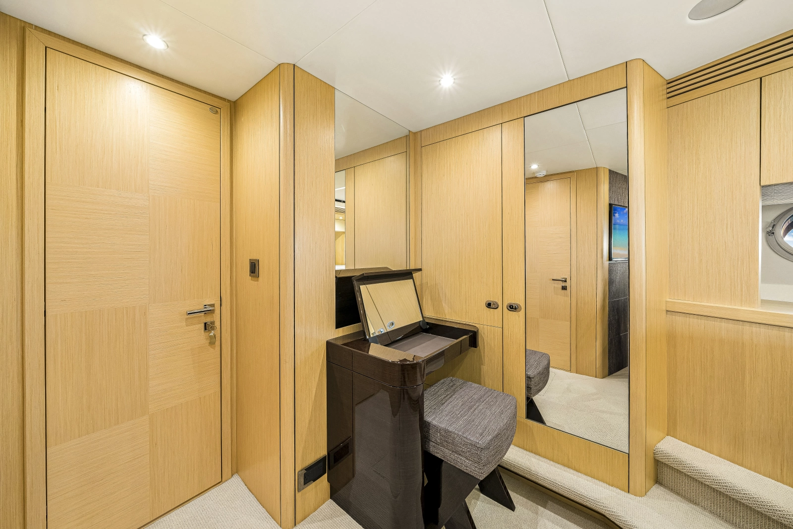 2017 Sunseeker 75 Yacht