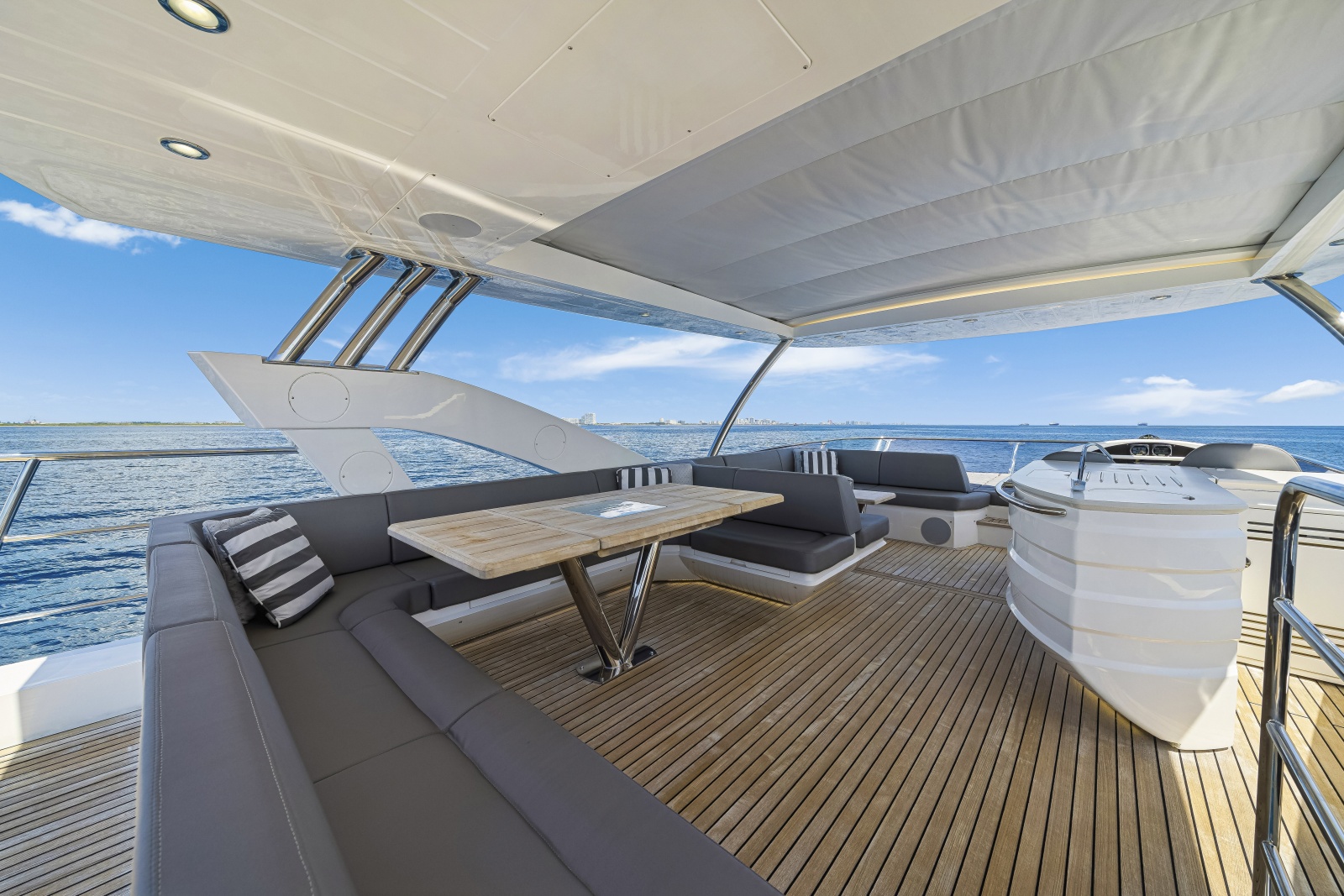 2017 Sunseeker 75 Yacht
