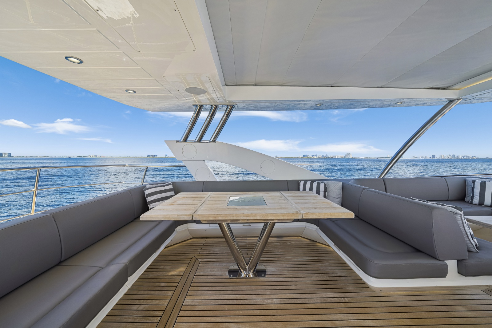 2017 Sunseeker 75 Yacht
