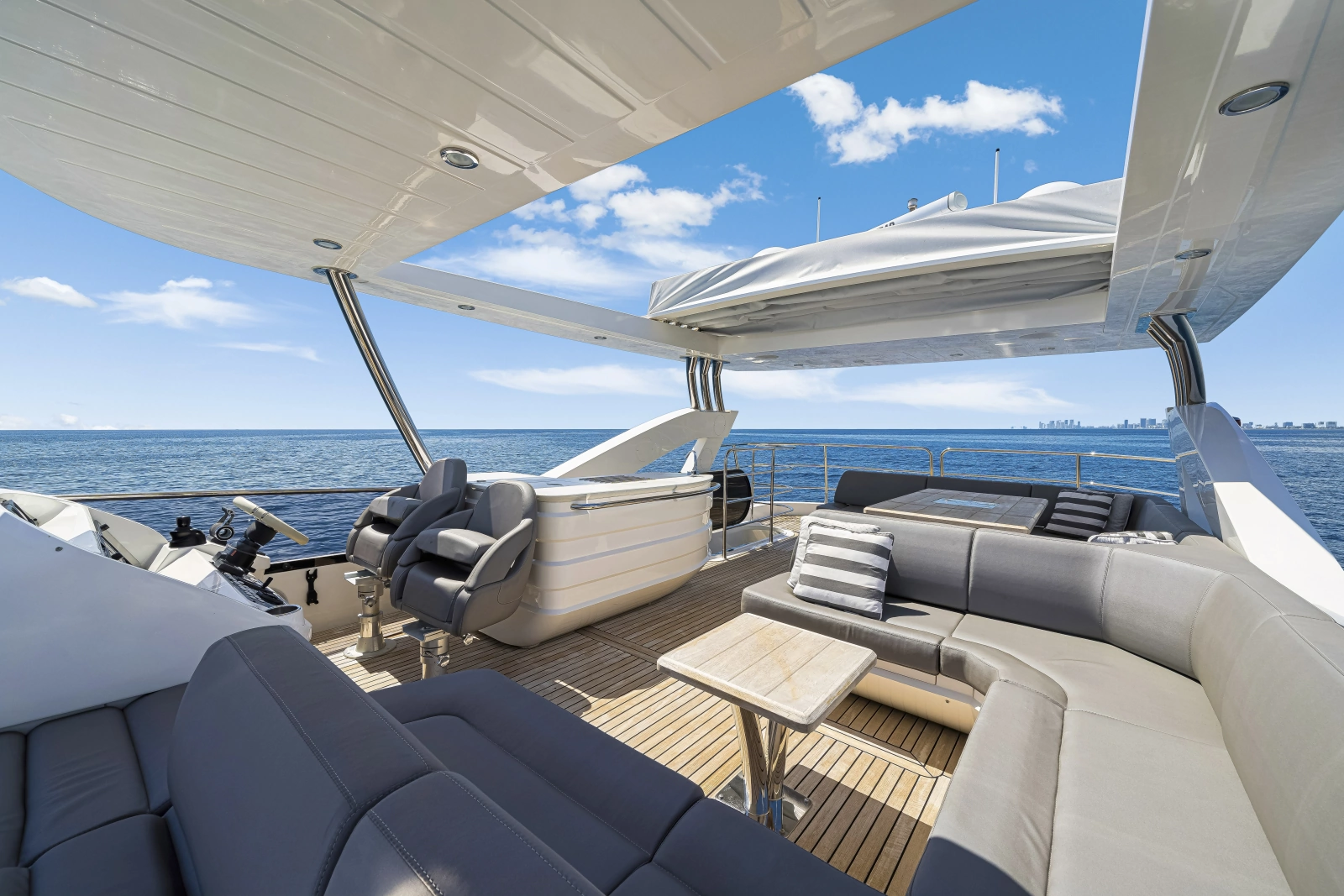 2017 Sunseeker 75 Yacht