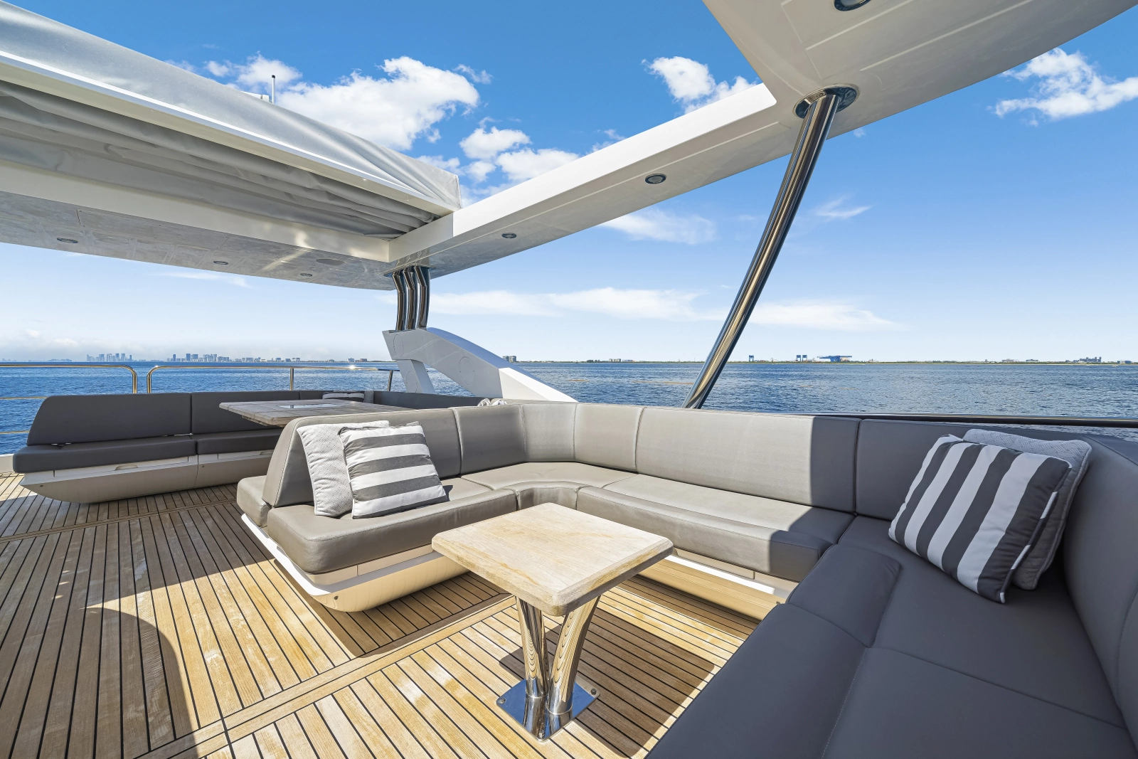 2017 Sunseeker 75 Yacht