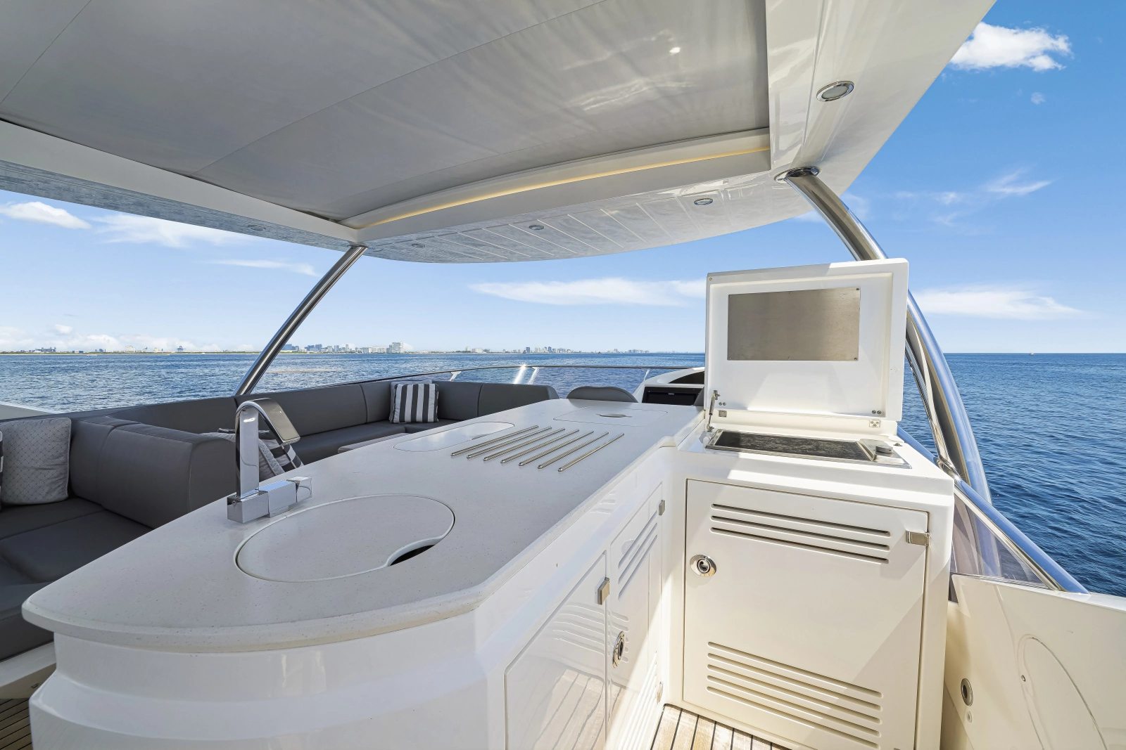 2017 Sunseeker 75 Yacht