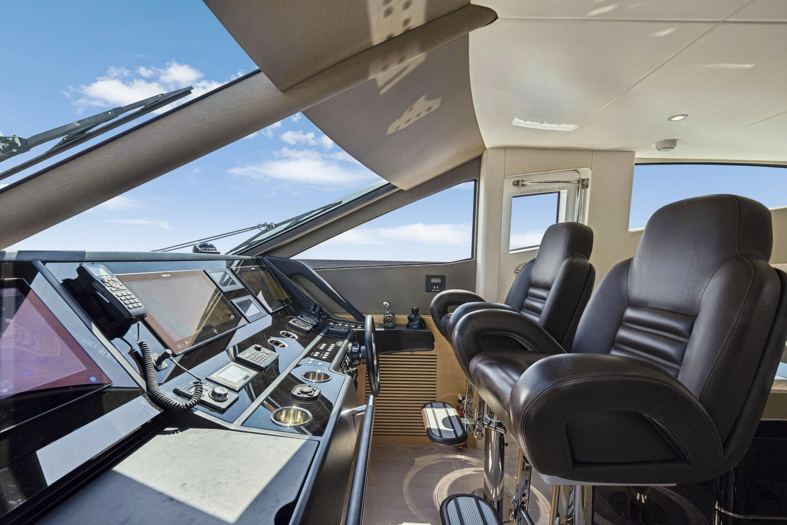 2017 Sunseeker 75 Yacht