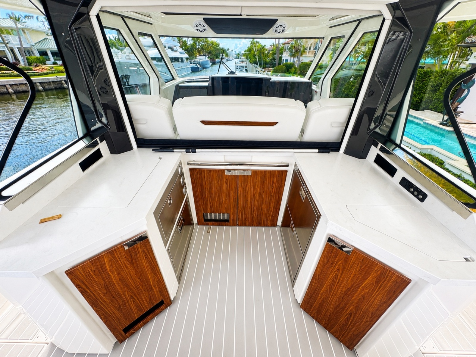 2024 Tiara Yachts 48 LS