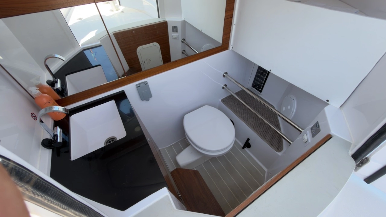 2023 Axopar 28 Cabin