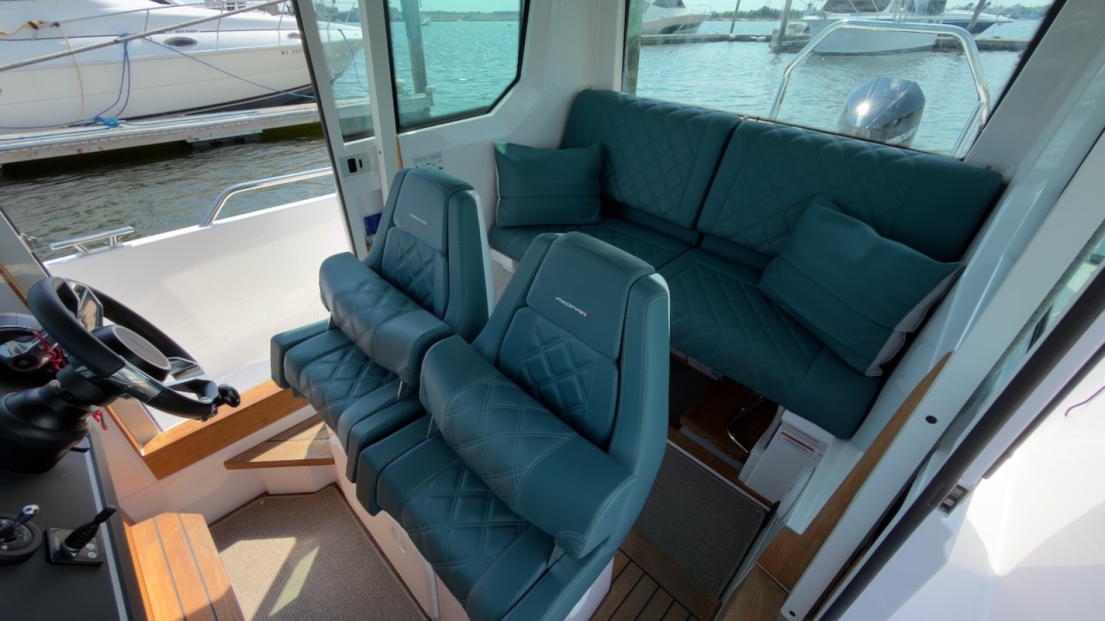2023 Axopar 28 Cabin