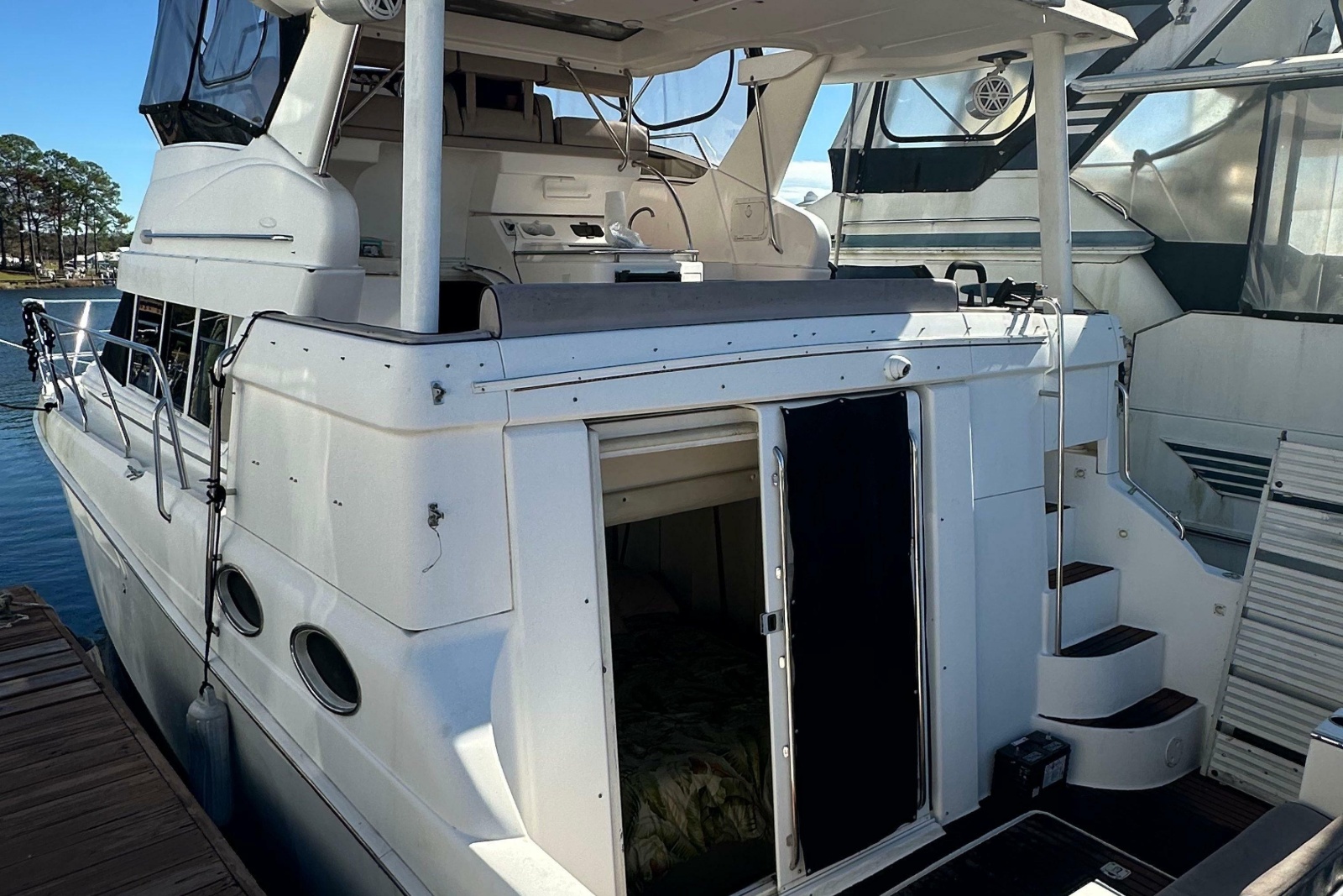 1999 Silverton 442 Cockpit Motor Yacht