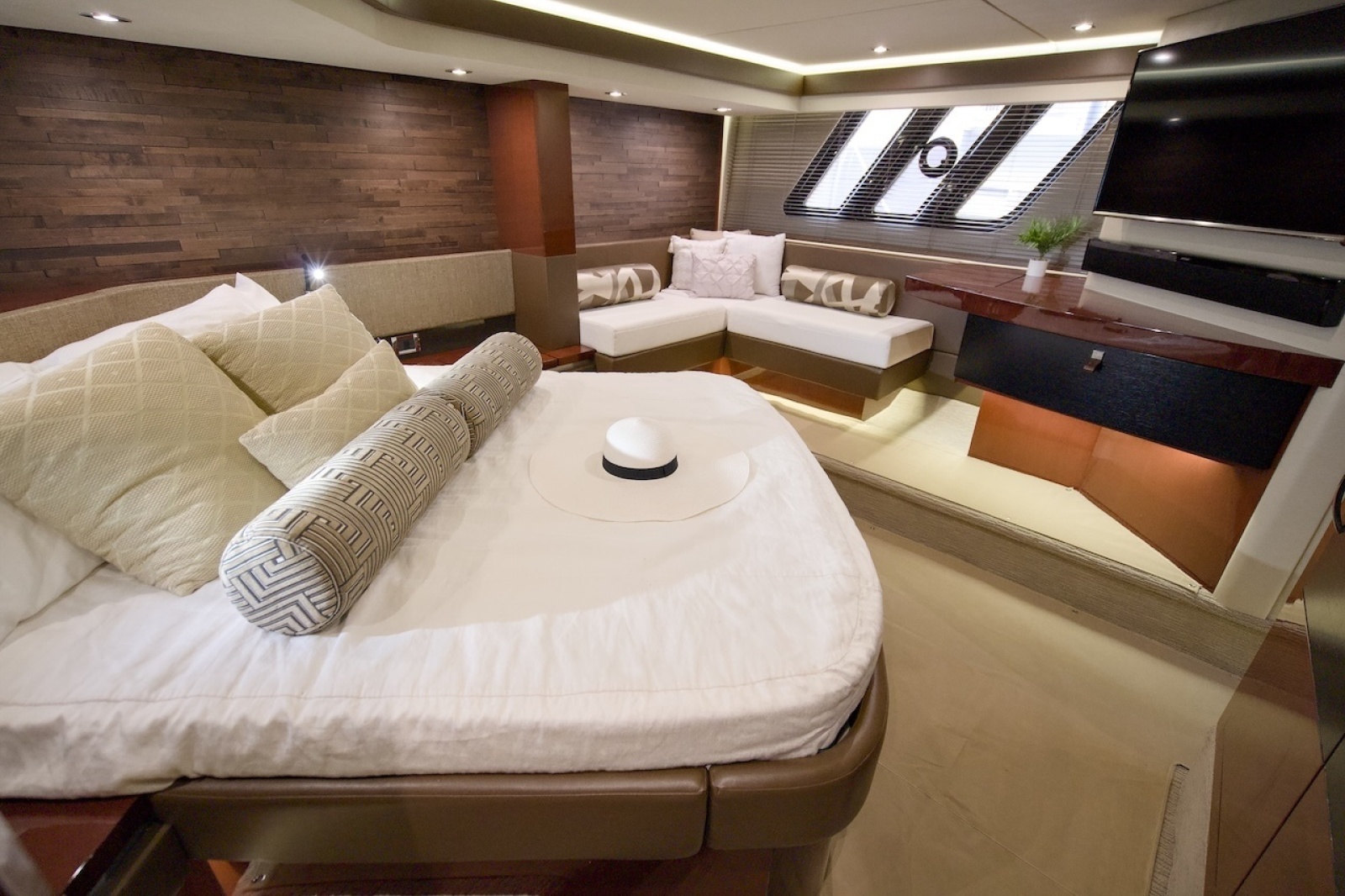 2017 Sea Ray L590 Flybridge