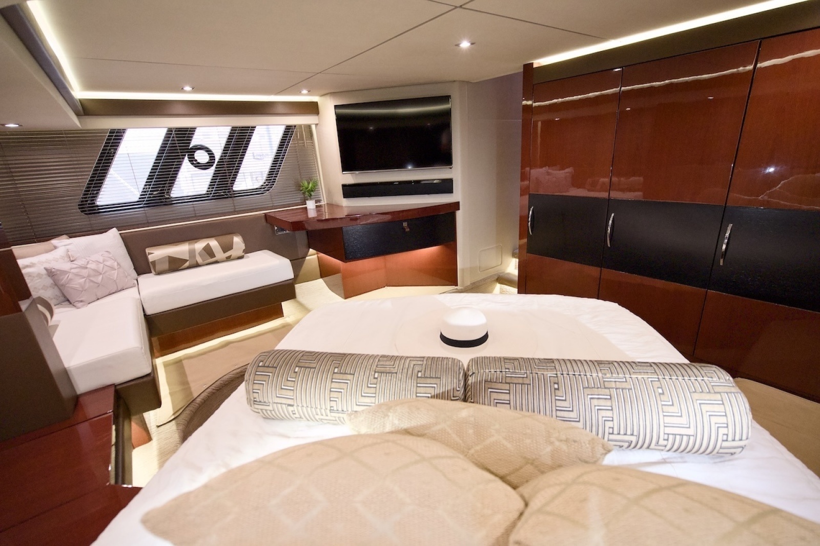 2017 Sea Ray L590 Flybridge
