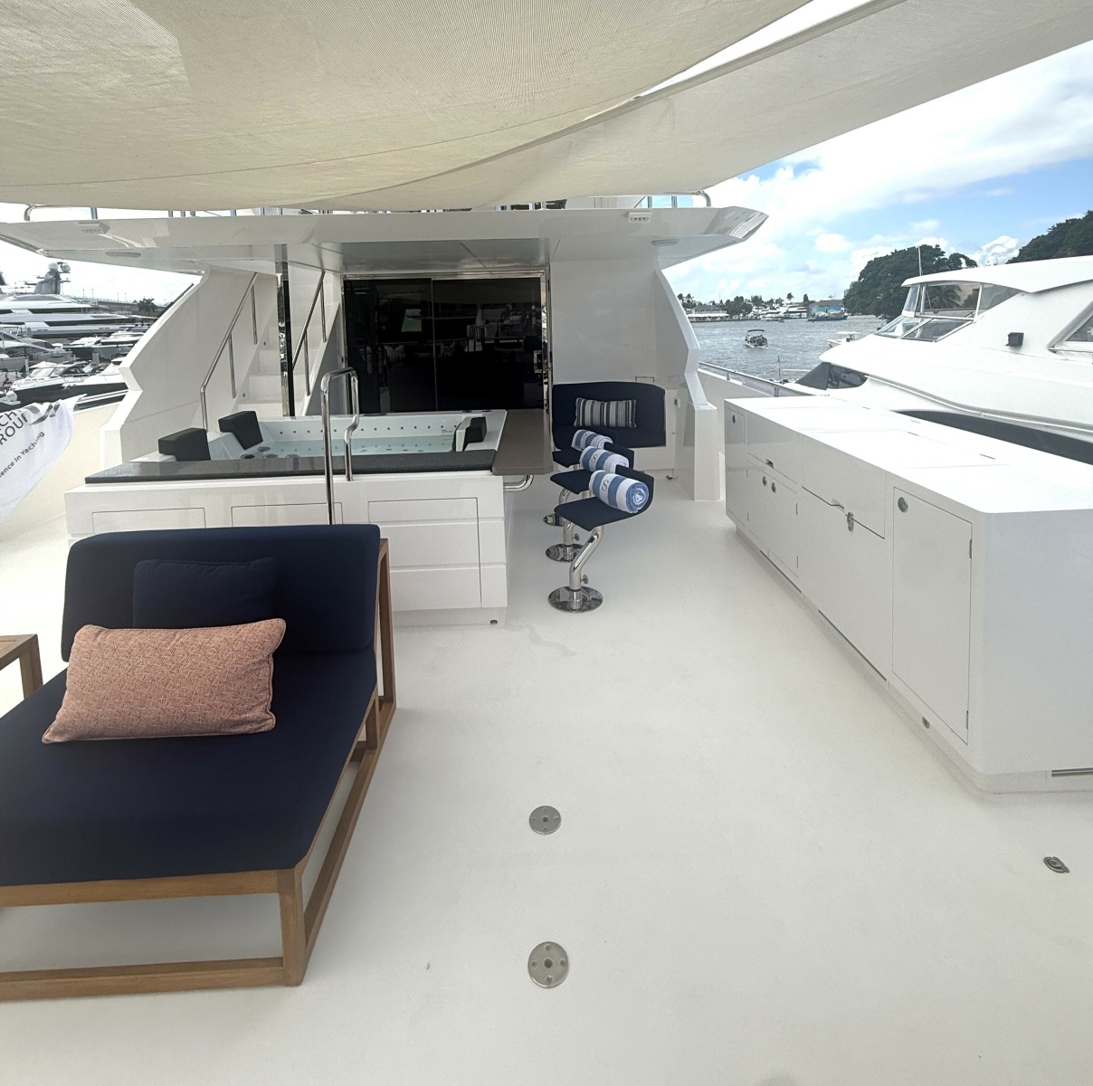2023 Horizon FD100 — Skylounge Aft Deck