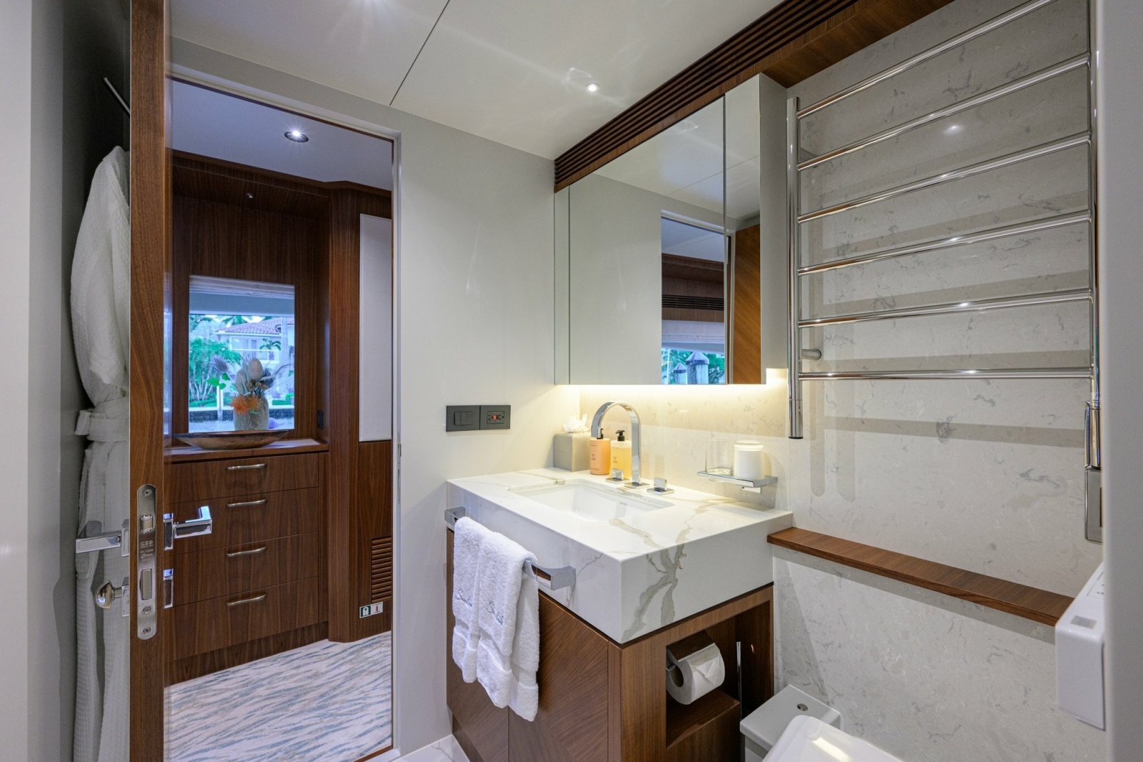 2023 Horizon FD100 — On Deck Master Stateroom - His & Hers Head