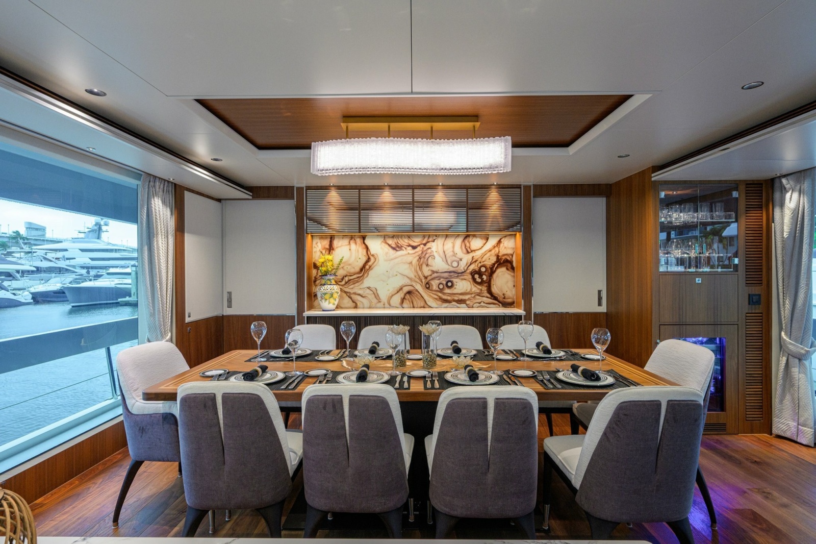 2023 Horizon FD100 — Dining