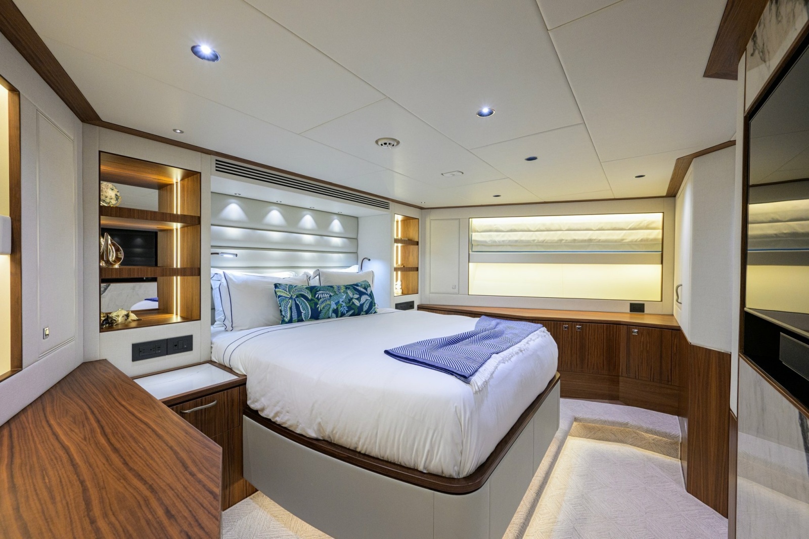 2023 Horizon FD100 — Forward Stateroom