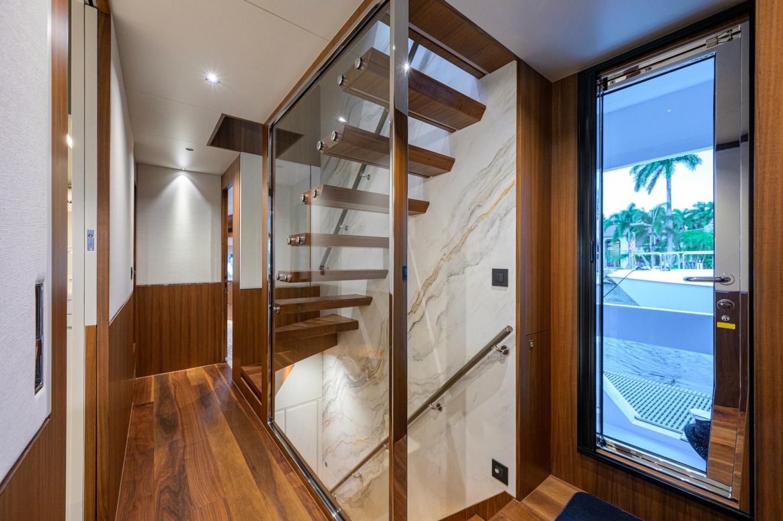 2023 Horizon FD100 — Main Deck Foyer