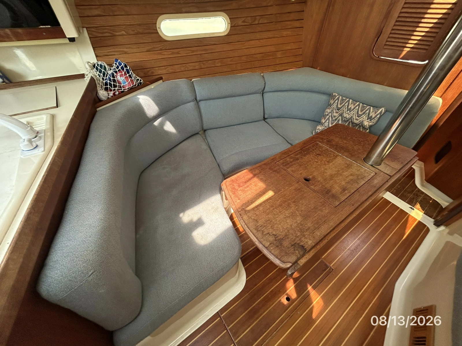 Hunter 336 salon port seating1