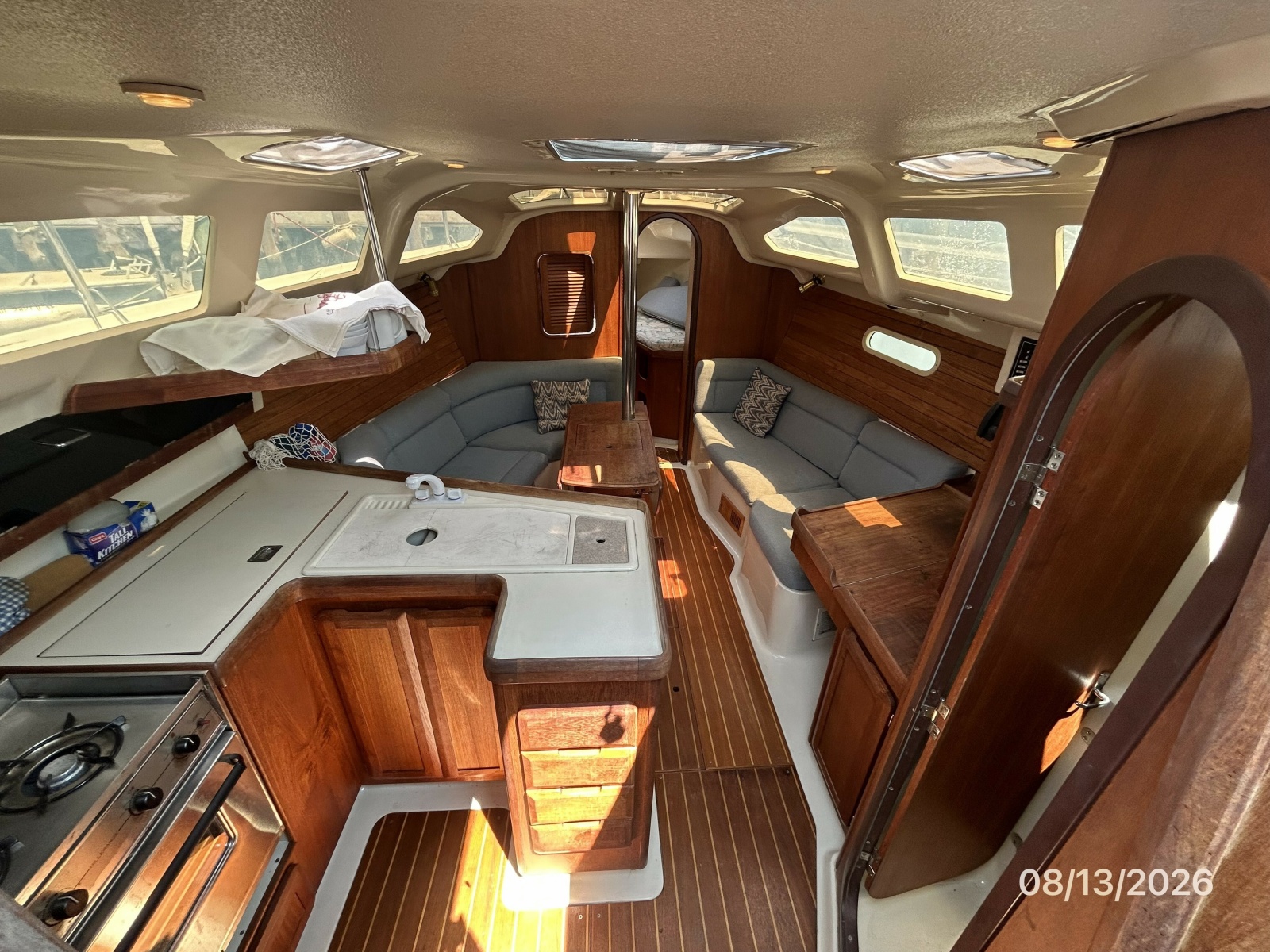 Hunter 336 salon forward