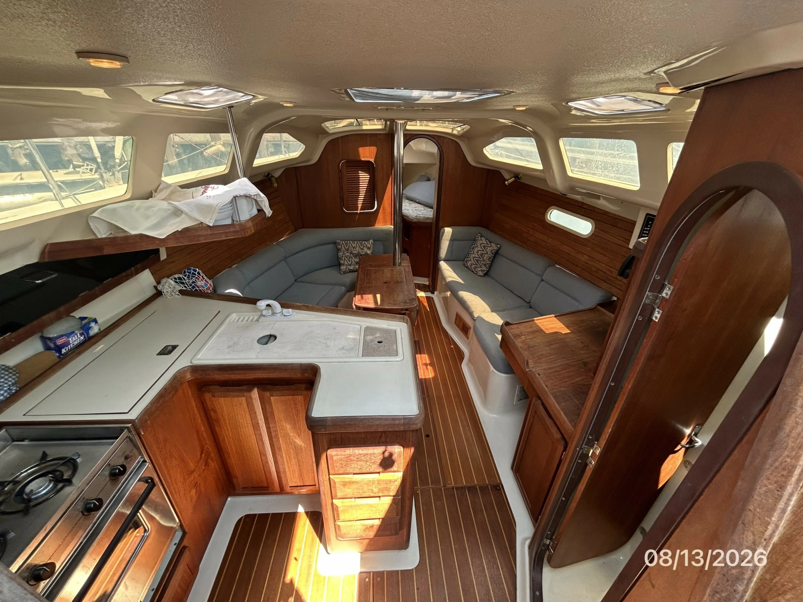 Hunter 336 salon forward