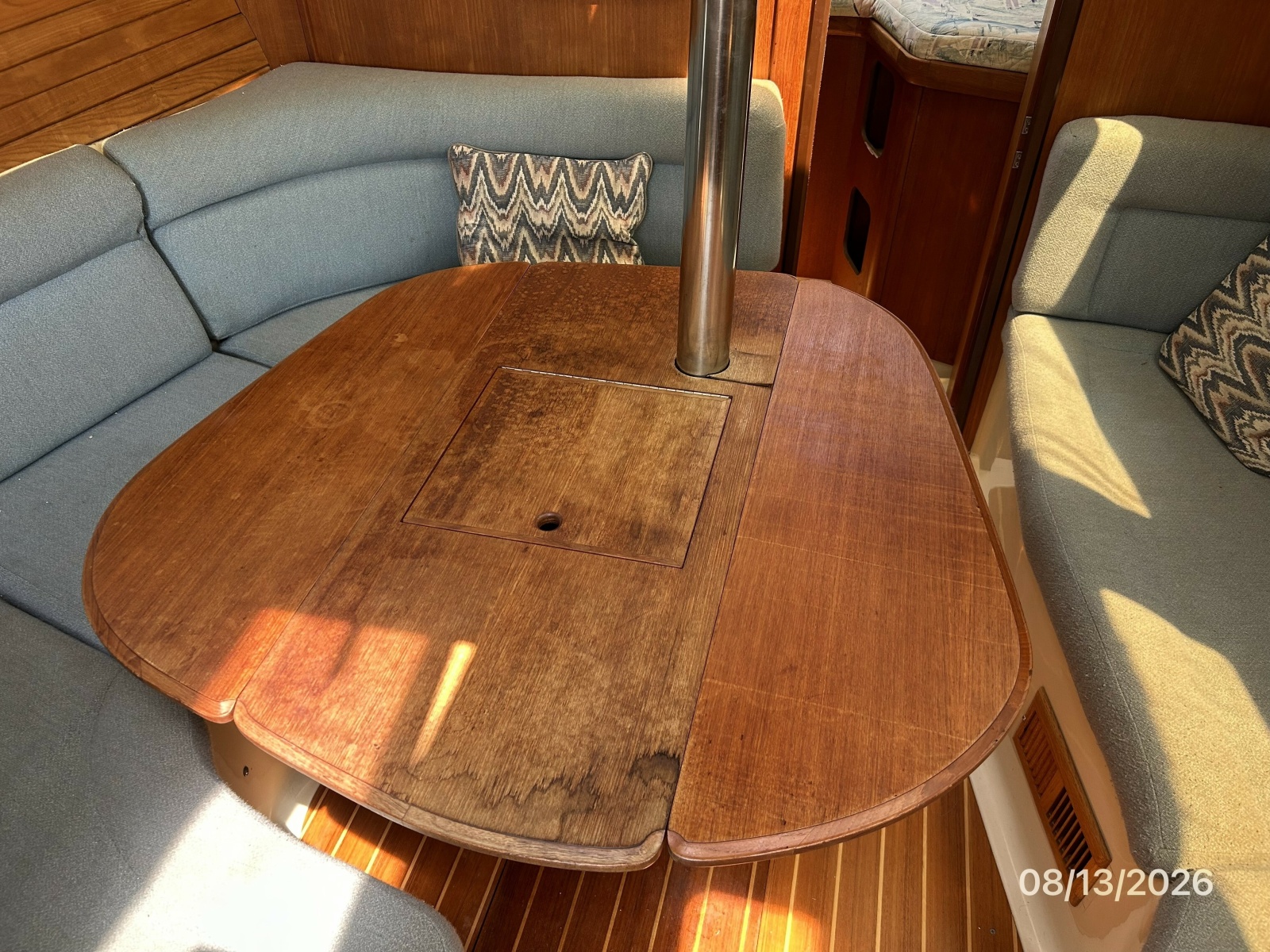 Hunter 336 salon table