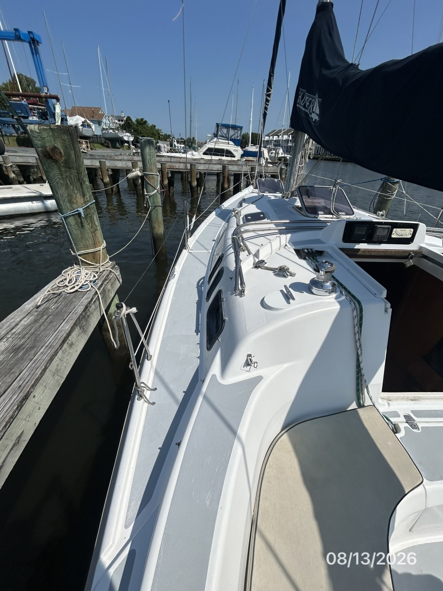 Hunter 336 port side deck2