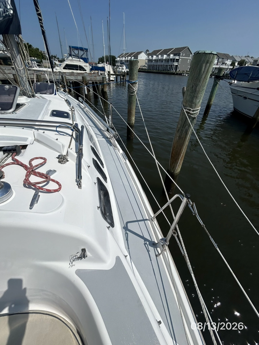 Hunter 336 starboard side deck2