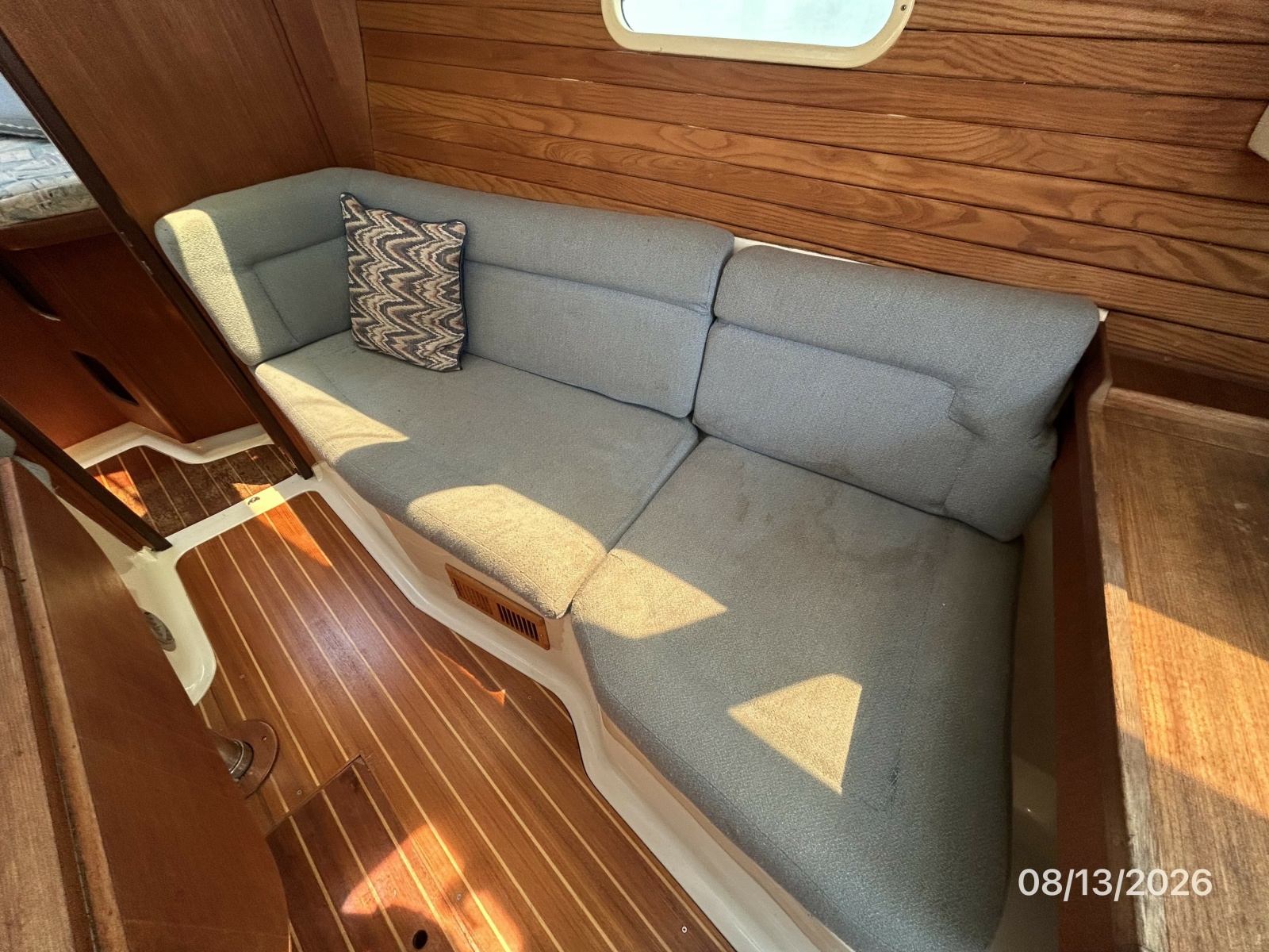 Hunter 336 salon starboard seating1
