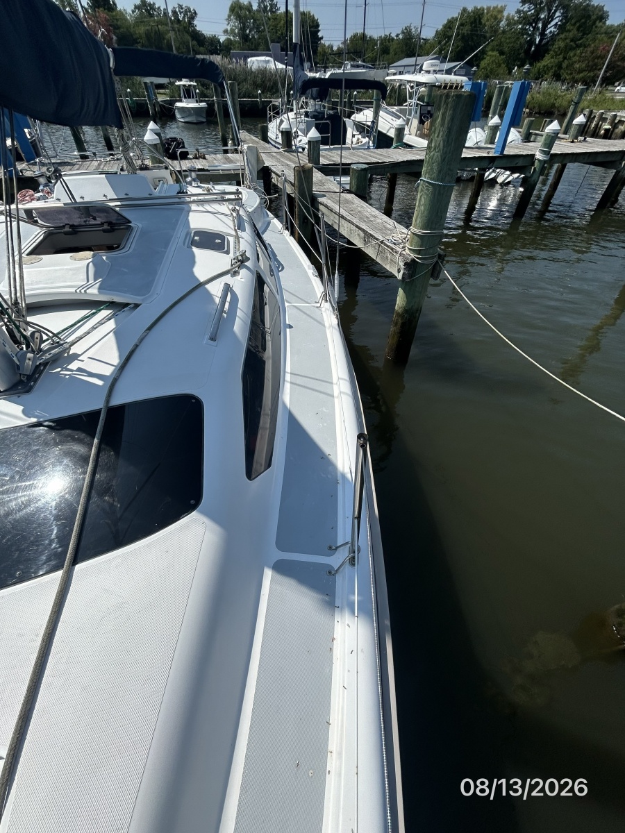 Hunter 336 port side deck1