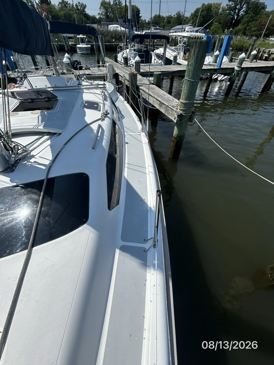 Hunter 336 port side deck1