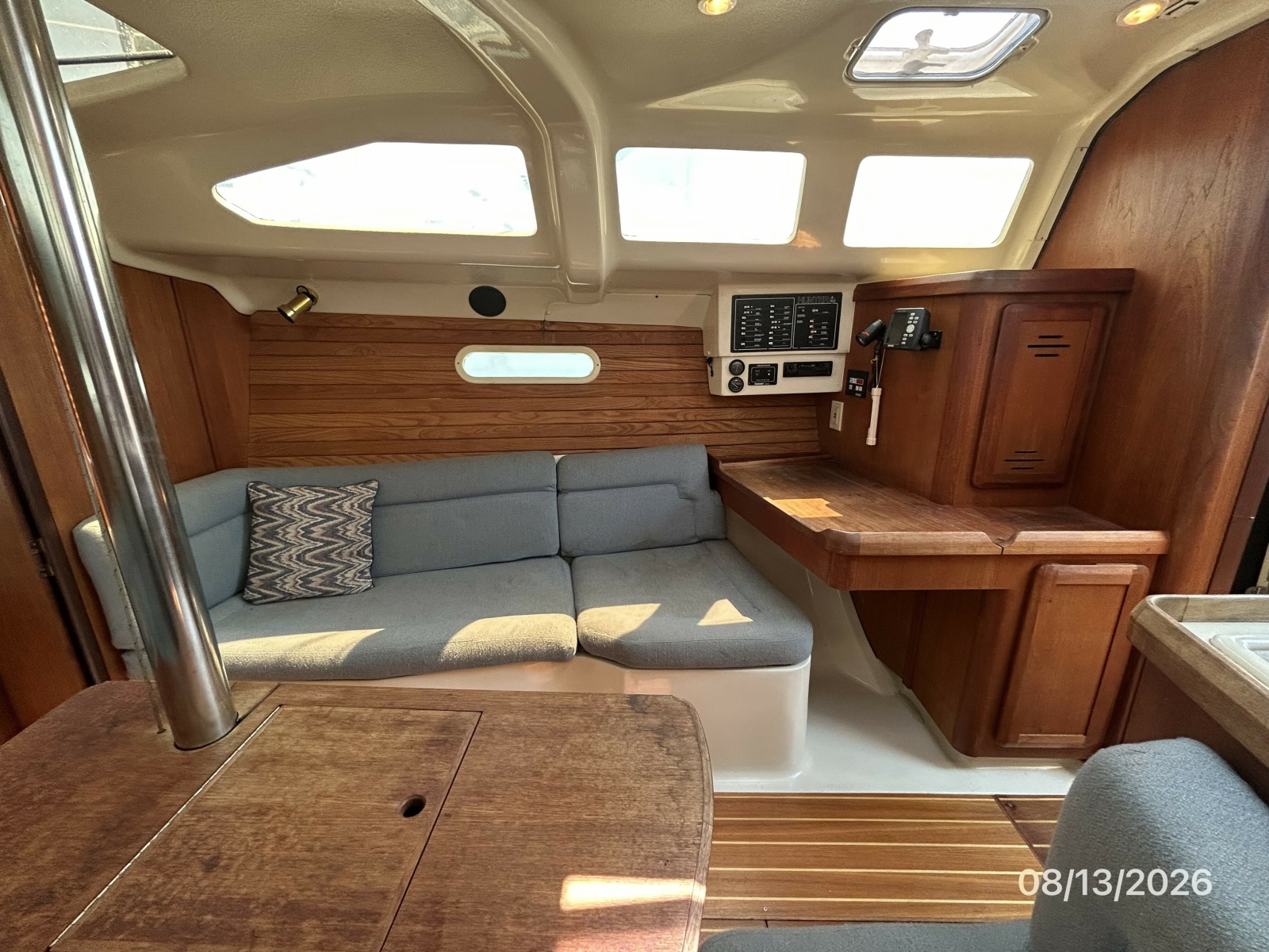Hunter 336 salon starboard