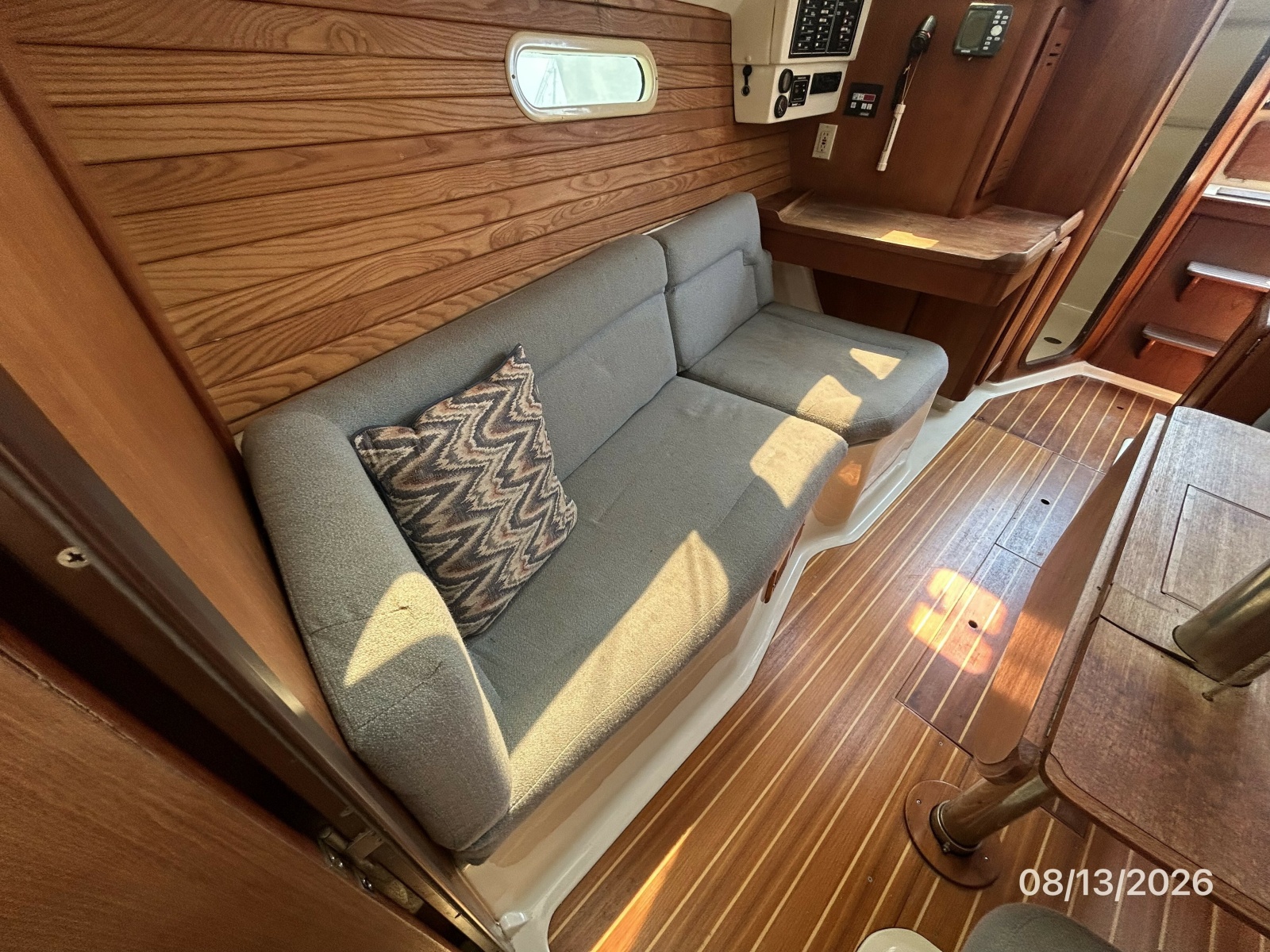 Hunter 336 salon starboard seating2