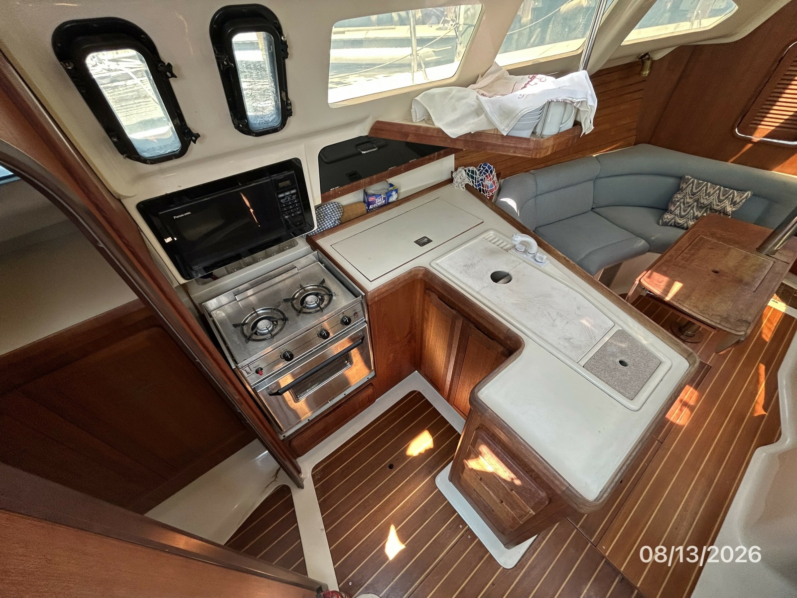 Hunter 336 galley1