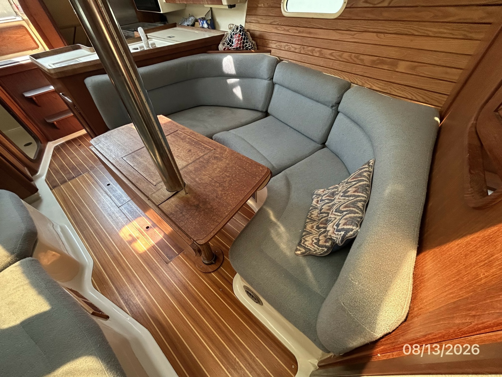 Hunter 336 salon port seating2