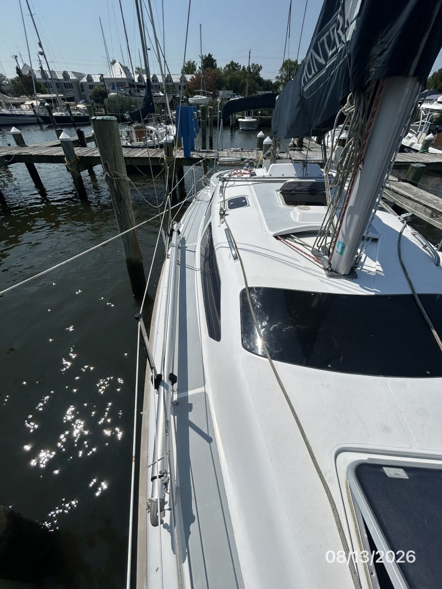 Hunter 336 starboard side deck1