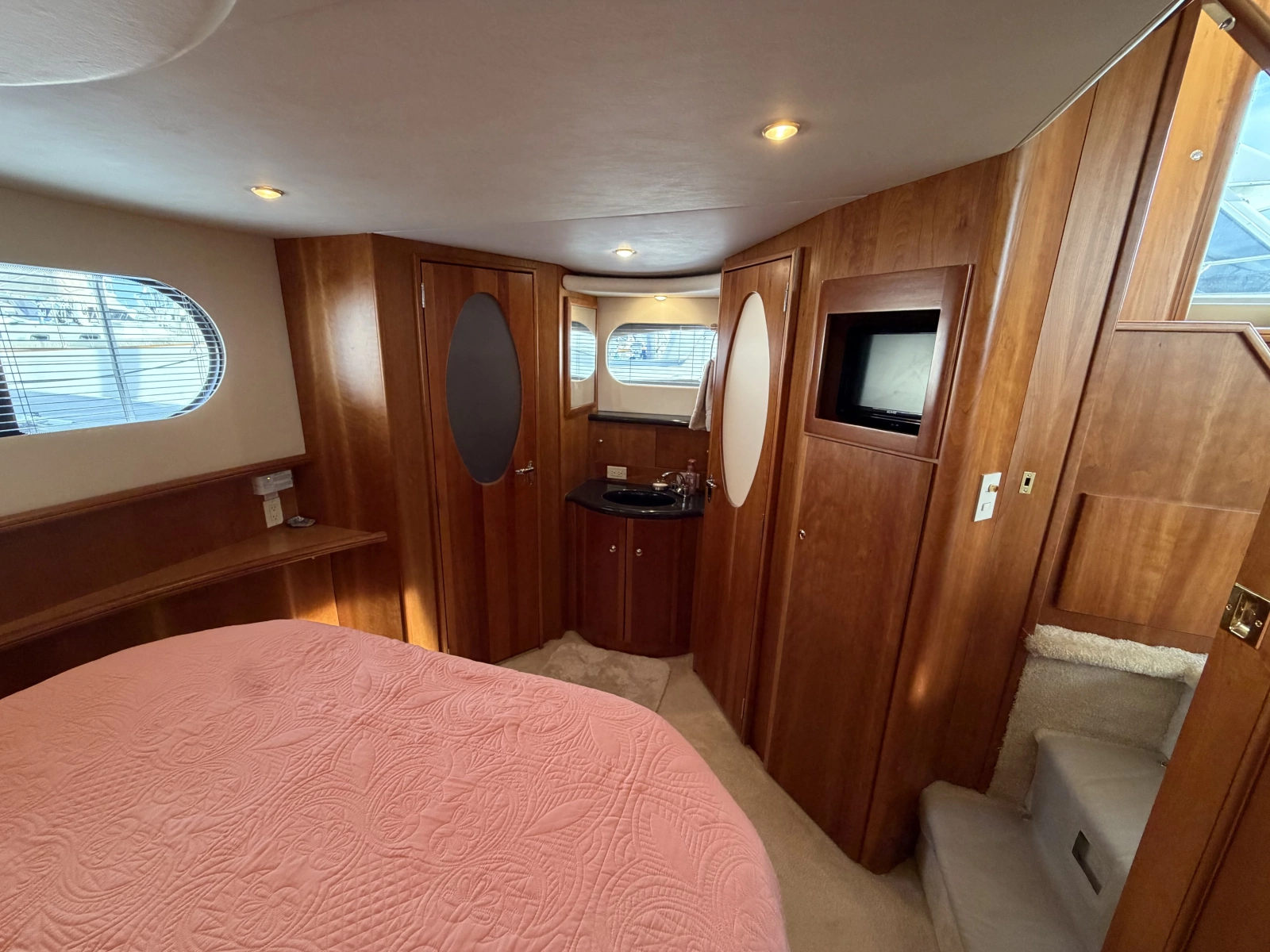 2002 Silverton 43 Motor Yacht