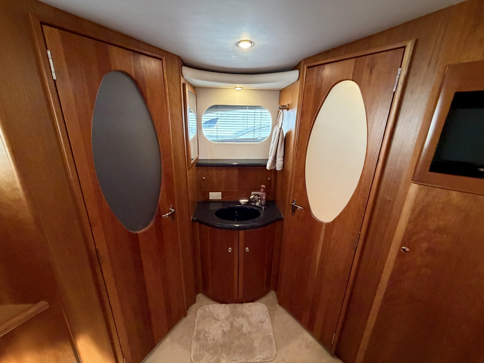 2002 Silverton 43 Motor Yacht