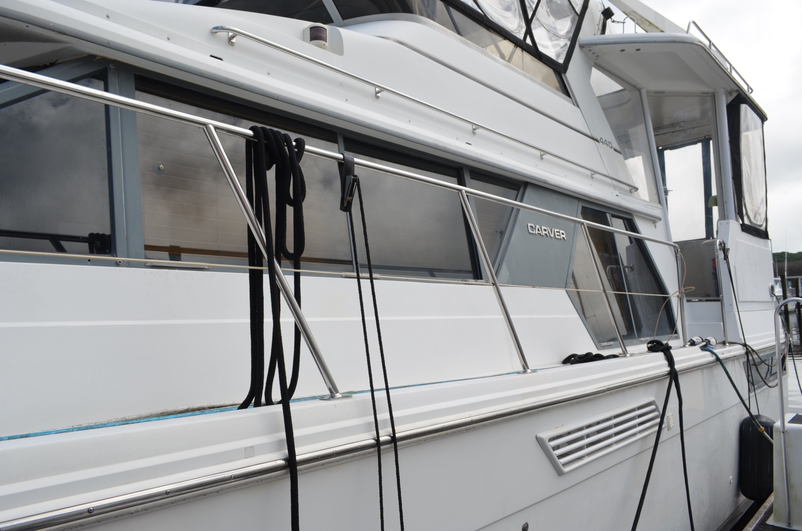 1996 Carver 440 Motor Yacht