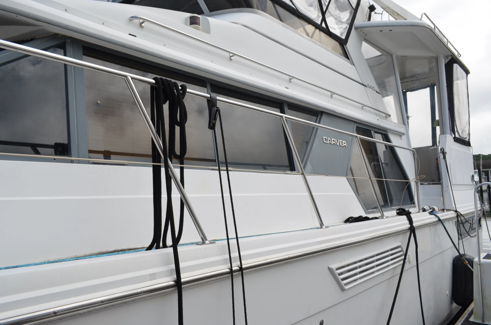1996 Carver 440 Motor Yacht