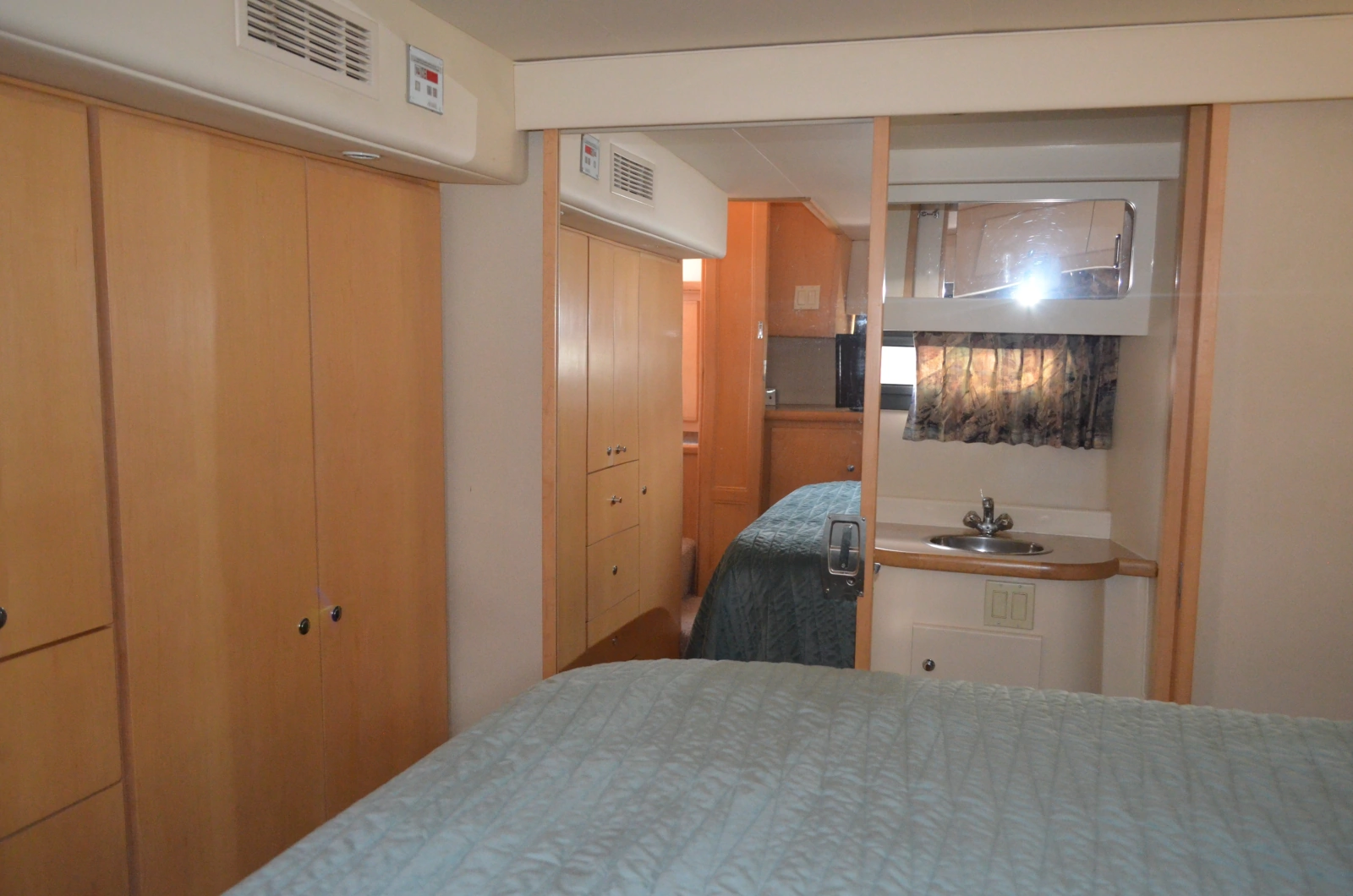 1996 Carver 440 Motor Yacht