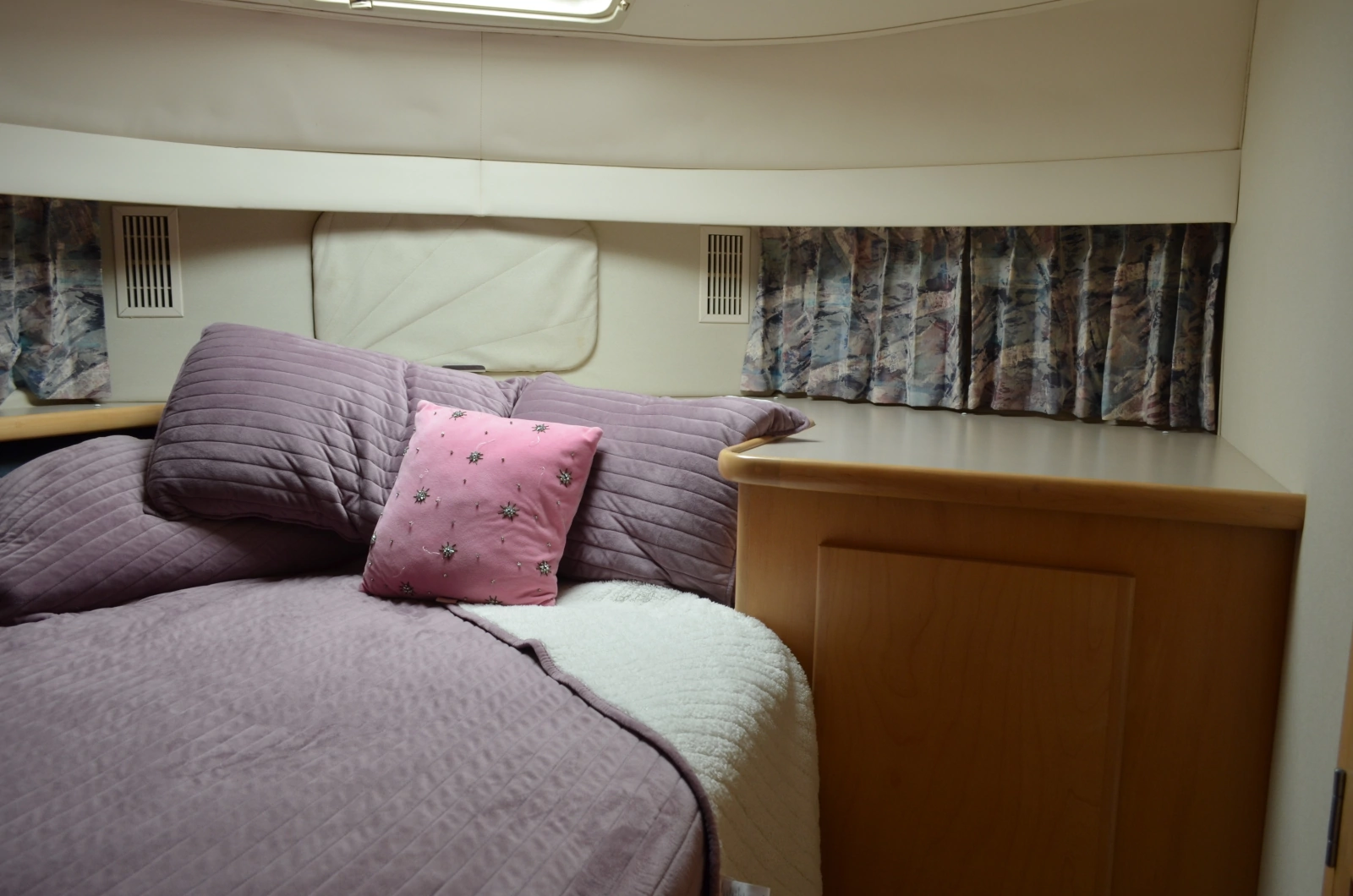 1996 Carver 440 Motor Yacht
