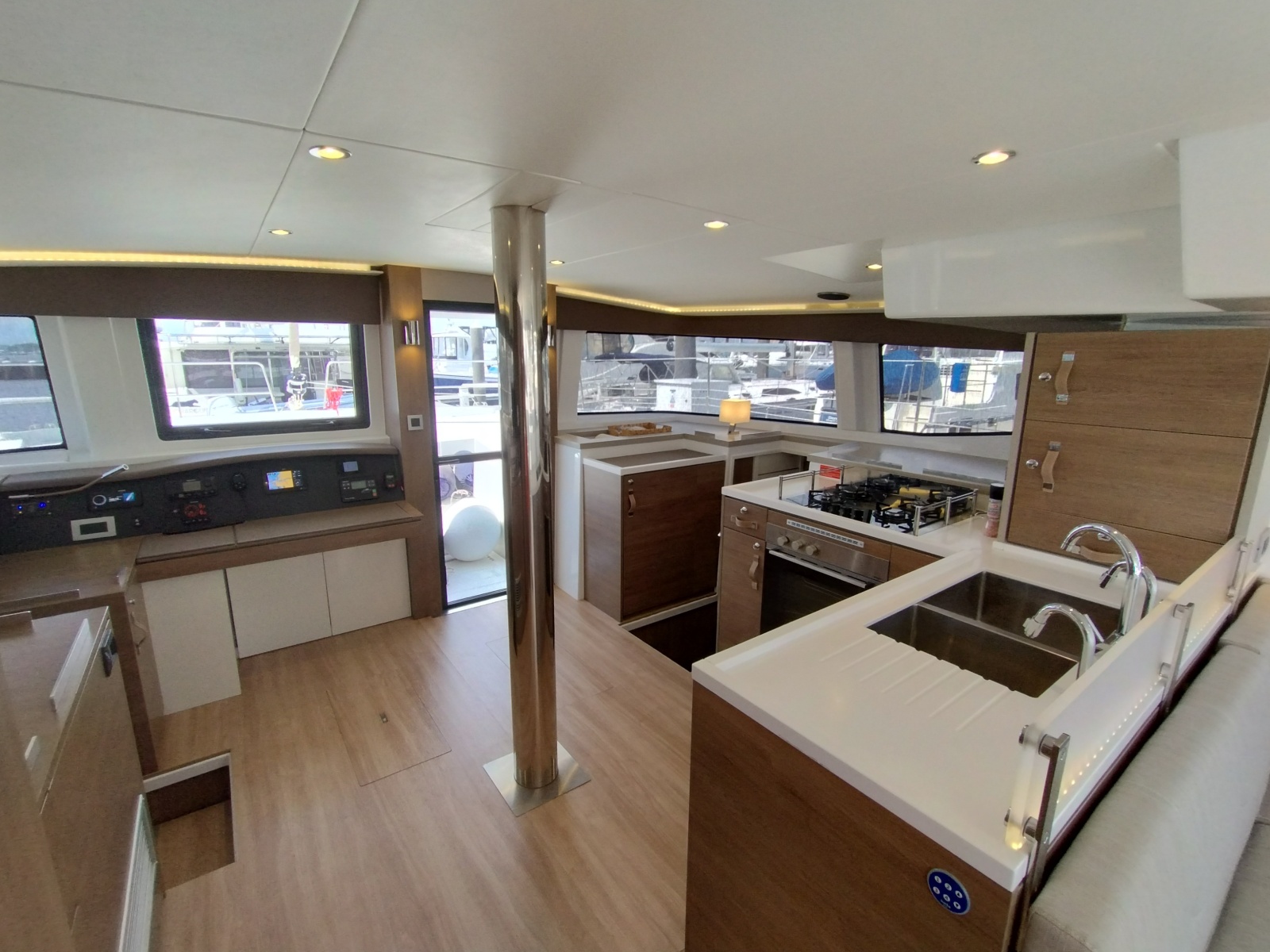 2023 Bali 4.8 interior