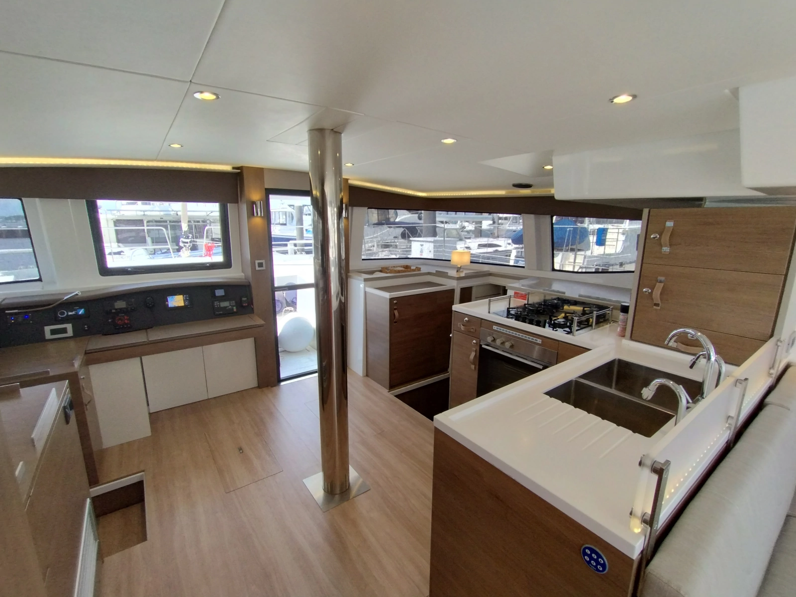 2023 Bali 4.8 interior