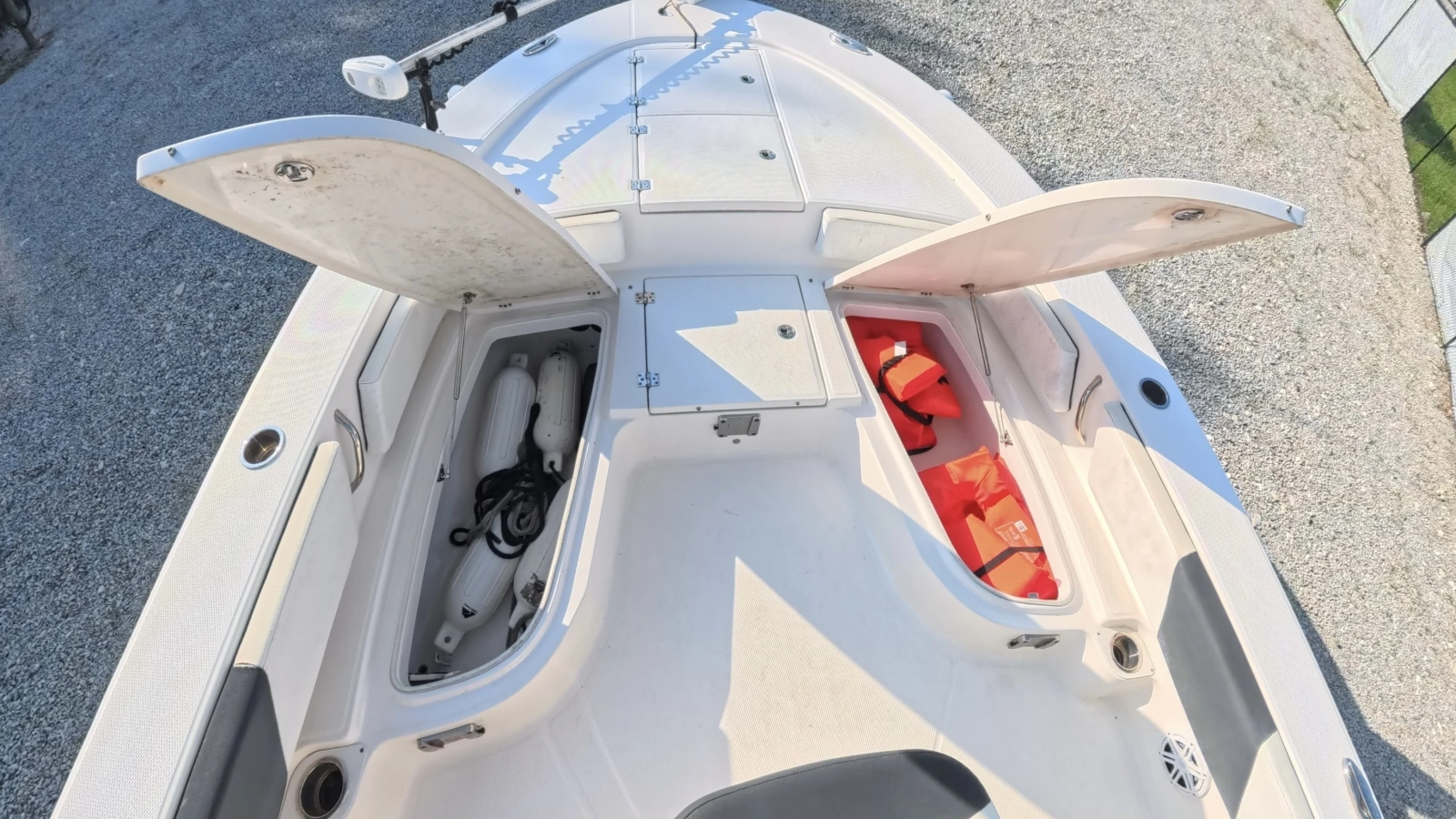 2021 Robalo 246 Cayman