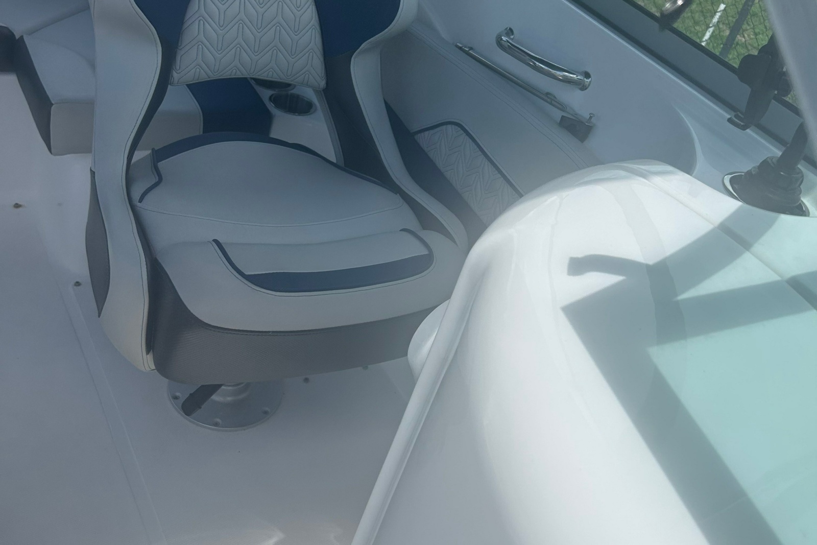 2022 Hurricane Sundeck 2200 OB