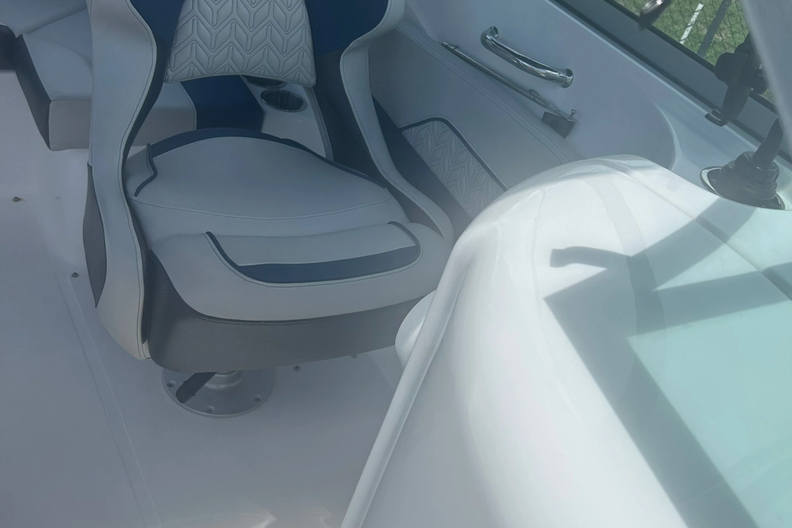 2022 Hurricane Sundeck 2200 OB